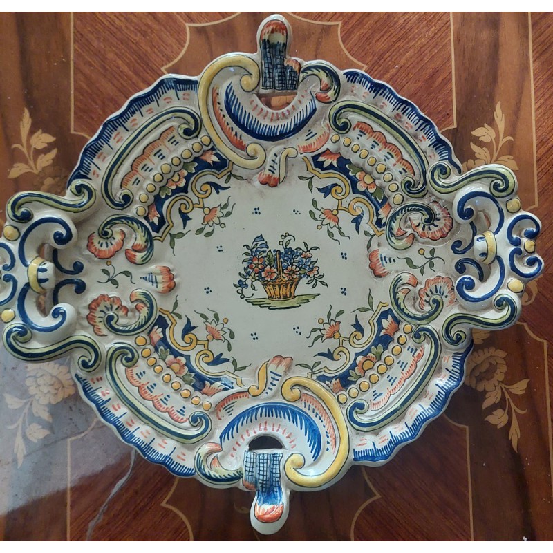 Plat en Faïence de Rouen - Panier Fleuri et Décor Rocaille Polychrome