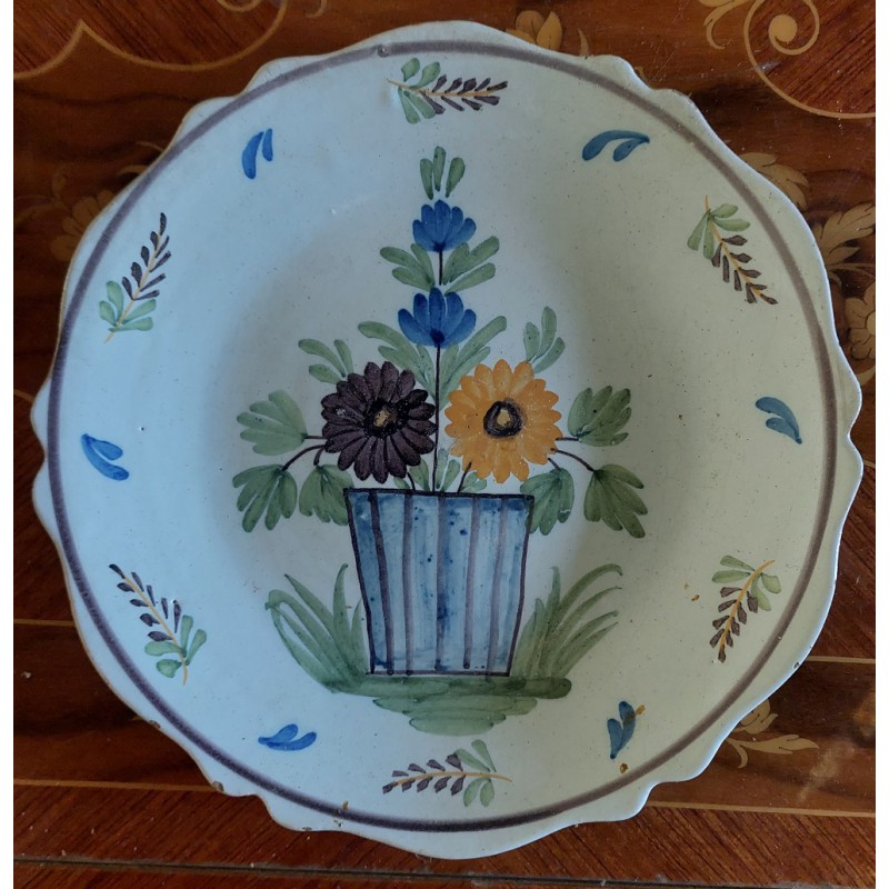 Assiette en Faïence de Nevers XIXe - Bord Contourné, Décor de Fleurs dans un Pot