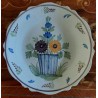 Assiette en Faïence de Nevers XIXe - Bord Contourné, Décor de Fleurs dans un Pot