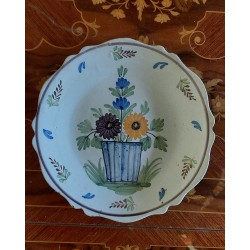 Assiette en Faïence de Nevers XIXe - Bord Contourné, Décor de Fleurs dans un Pot