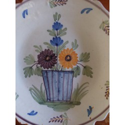 Assiette en Faïence de Nevers XIXe - Bord Contourné, Décor de Fleurs dans un Pot