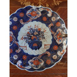 Assiette Imari de l'Ère Edo, Sublimée par un Support en Bronze de Style Régence - Début XVIIIème