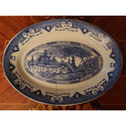 Plat Allongé en Porcelaine Boch La Louvière - Motif YEDDO - Très bon état (24x15 cm).