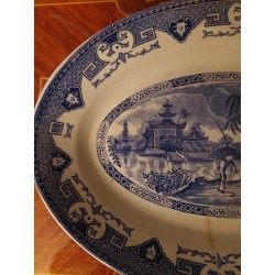 Plat Allongé en Porcelaine Boch La Louvière - Motif YEDDO - Très bon état (24x15 cm).