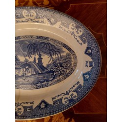 Plat Allongé en Porcelaine Boch La Louvière - Motif YEDDO - Très bon état (24x15 cm).