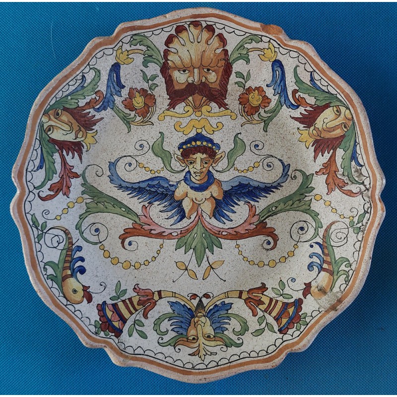 Assiette en faïence de Moustiers de l'époque Régence (1715-1723) - Décor à la Bérain