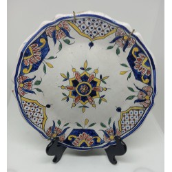 Assiette XVIII eme chantournée en faience de Rouen avec blason et motifs floraux