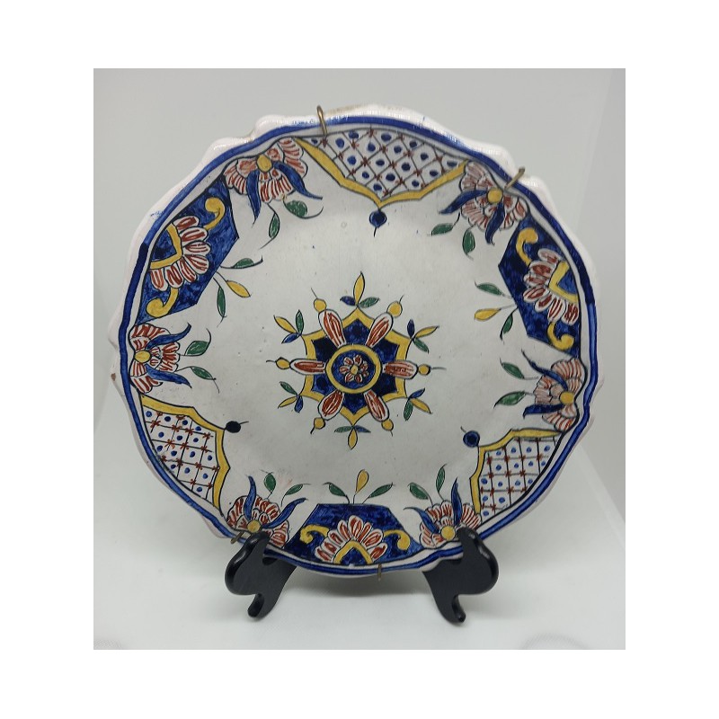 Assiette XVIII eme chantournée en faience de Rouen avec blason et motifs floraux