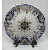 Assiette XVIII eme chantournée en faience de Rouen avec blason et motifs floraux