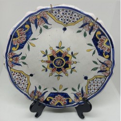 Assiette XVIII eme chantournée en faience de Rouen avec blason et motifs floraux