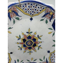 Assiette XVIII eme chantournée en faience de Rouen avec blason et motifs floraux