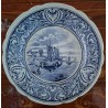 Faïence Fin XIXème - Boch Frères La Louvière Delft Blue avec Impression Décentrée de Bateaux de Pêche