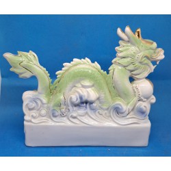 Dragon Chinois en Faïence - Couleur Vert Jade avec Détails en Or et Inscriptions Chinoises en Rouge