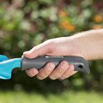 Transplantoir étroit Classic de Gardena : pelle pratique pour les petits travaux de plantation, en acier de qualité, poignée antidérapante et ergonomique, largeur de travail 6 cm (8951-20)